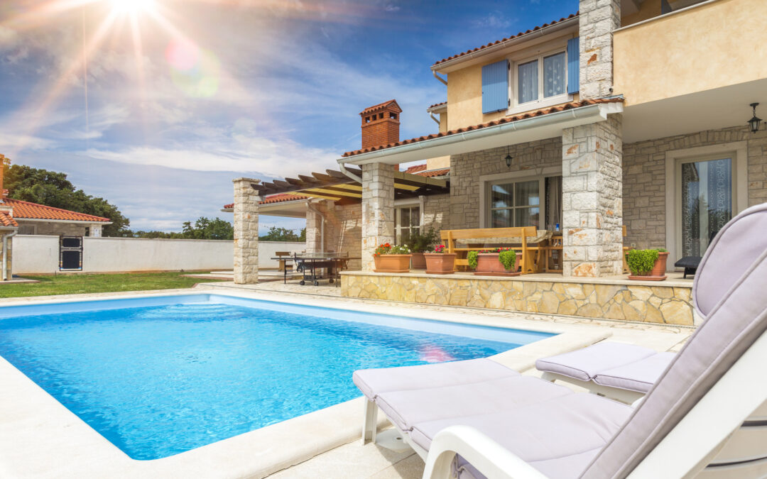 12 Tips on Choosing a Pool Builder for Your Home